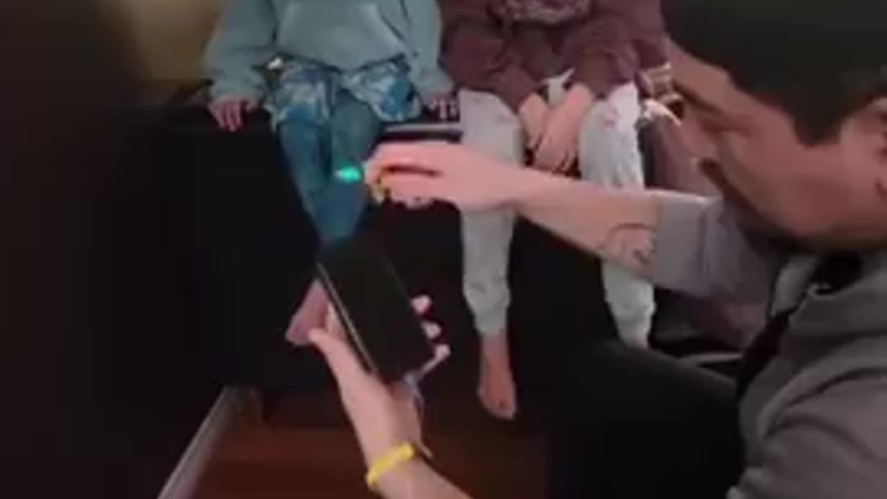 Why you should NEVER use your cellphone while it’s charging