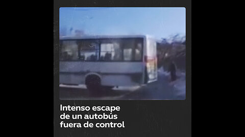 Aparatoso escape de un autobús que se desliza fuera de control