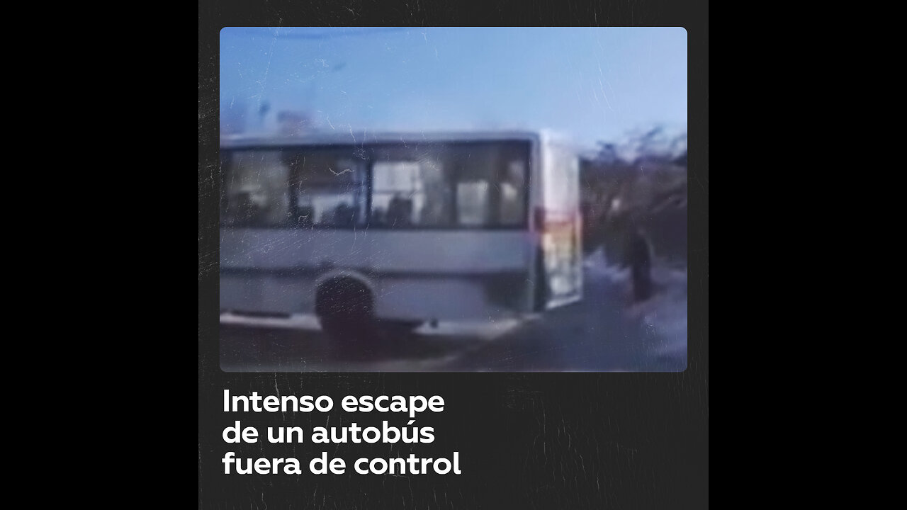 Aparatoso escape de un autobús que se desliza fuera de control