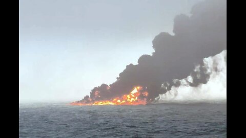 🔥🚢Massive Fire and Evacuation After Oil Tanker and Cargo Ship Crash 🚢🔥