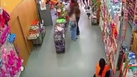 Explota celular en bolsillo de una mujer
