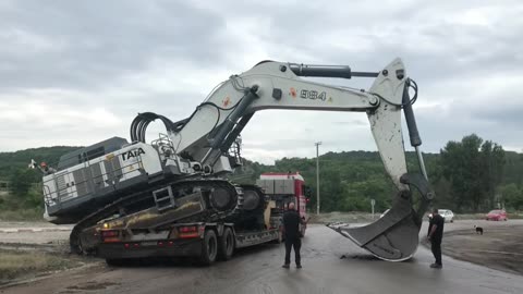 Transporting The 125 Tones Liebherr 984 Excavator by Side Fasoulas