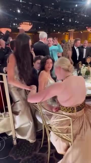 #demimoore celebró su triunfo en los #goldenglobes2025 con #ellefanning y #timotheechalamet