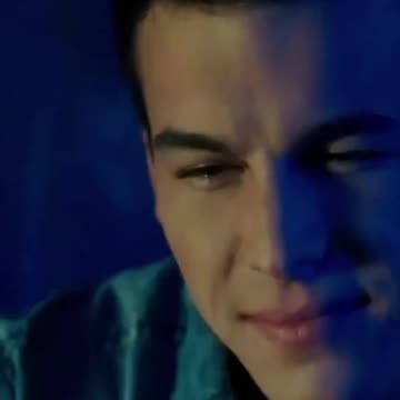 Story of two young people who belong to different worlds.