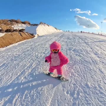 The child is skating on the ice. Natural beauty video 2025 skc.com 27