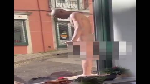Africano anda Nu em Publico em Portugal