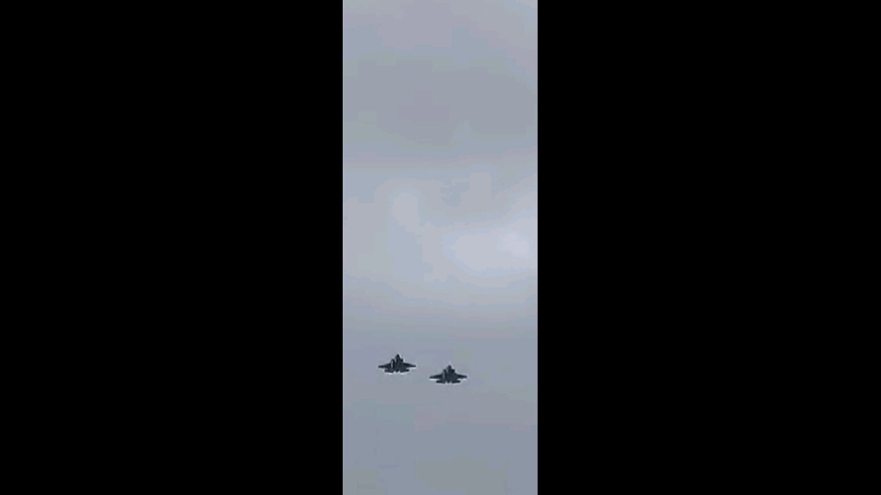 F35 fighter jets flying overhead