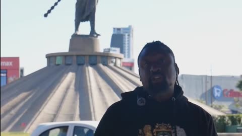 Los Profetas enseñando la historia del monumento de Cuauhtemoc en Tijuana.