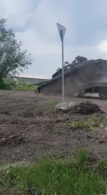 "Tank acrobatics": Russian tank ends up in a tree and entertains the internet