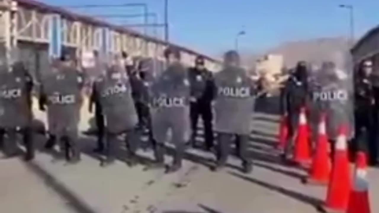🚨#BREAKING: Police in riot gear have now shut down the Port of Entry in