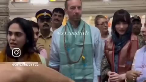 Sights, The attendance of Coldplay singer Chris Martin and his partner Dakota Johnson in India .