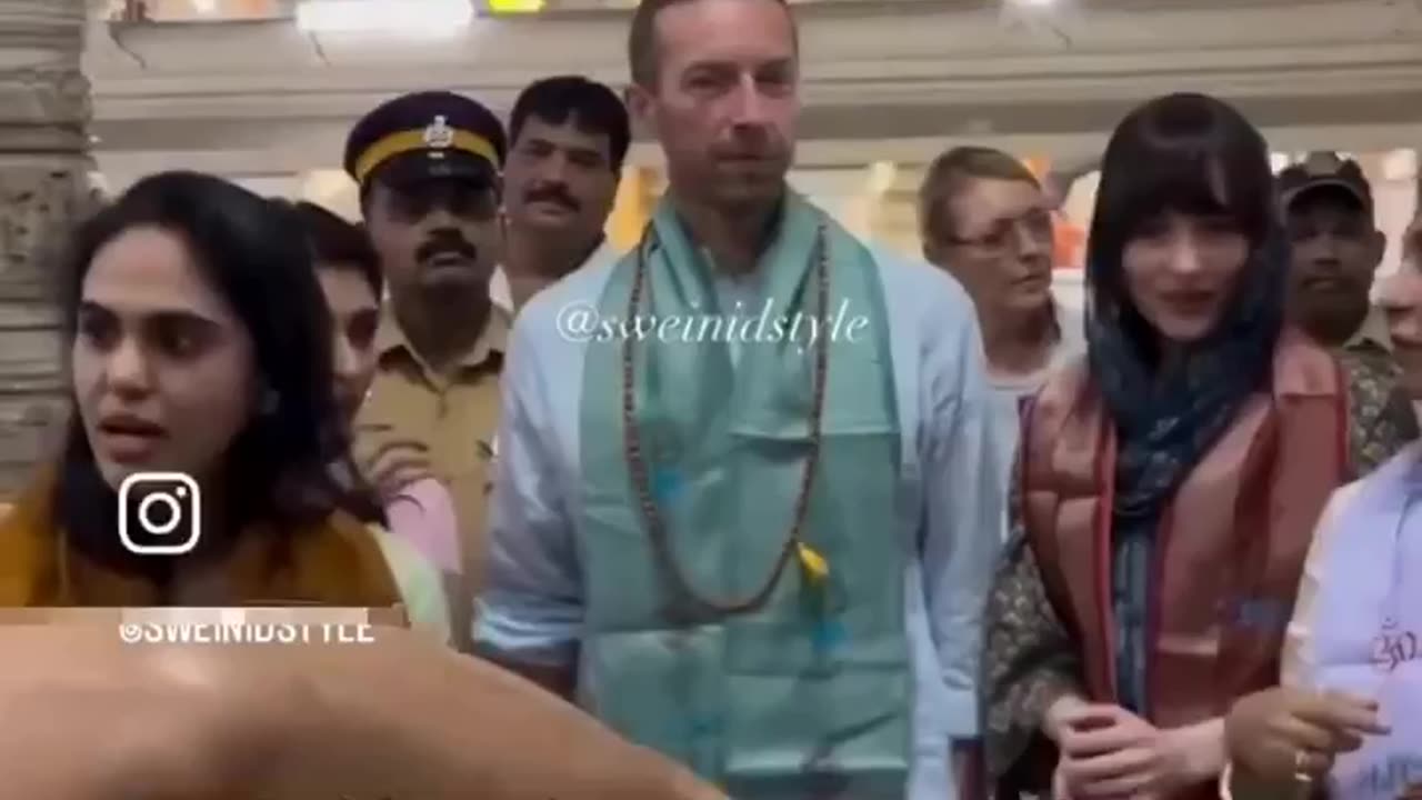 Sights, The attendance of Coldplay singer Chris Martin and his partner Dakota Johnson in India .