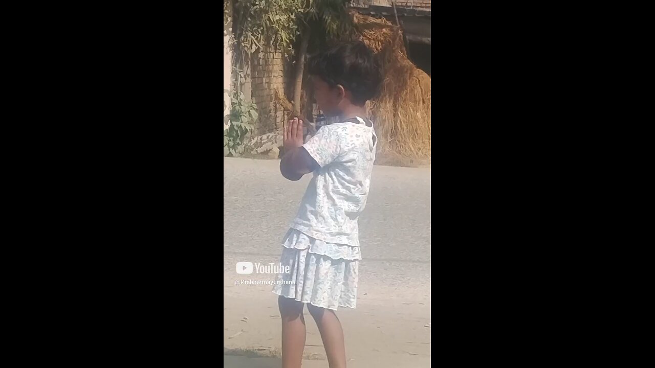 chhoti si bacchi dance karte hue