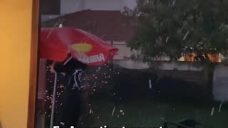 No hay temporal que pueda cancelar los planes de asado de un argentino