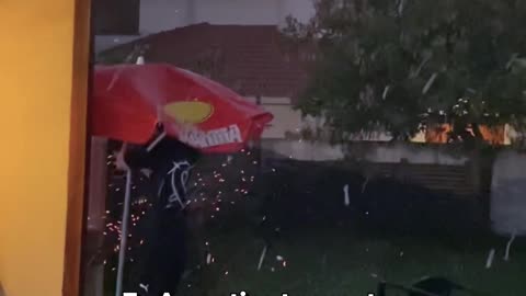 No hay temporal que pueda cancelar los planes de asado de un argentino