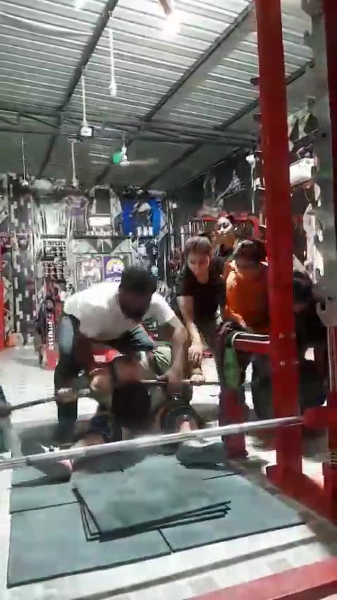 Muere levantadora de pesas de 17 años tras intentar levantar una barra de 270 kg