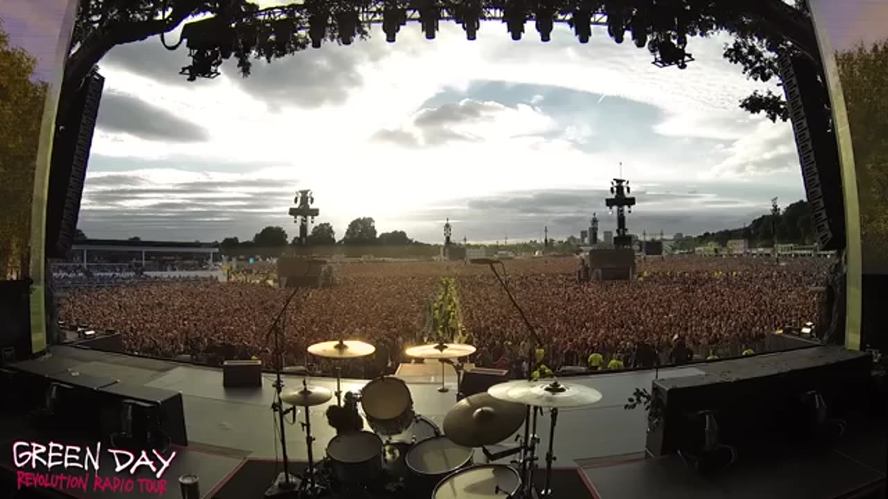 Green Day Crowd Singing Bohemian Rhapsody [Live in Hyde Park