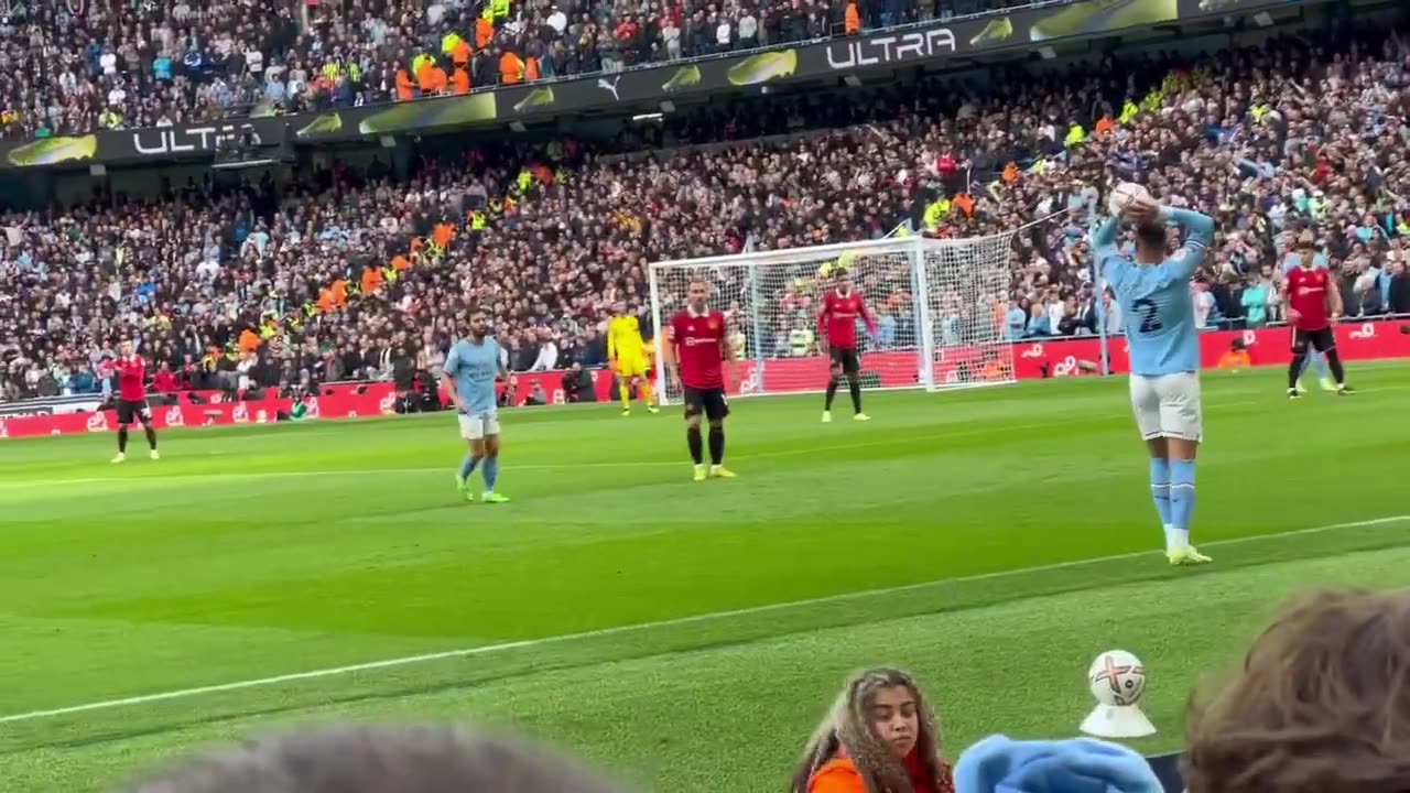 Manchester City vs Manchester United. The fight for the ball is insane