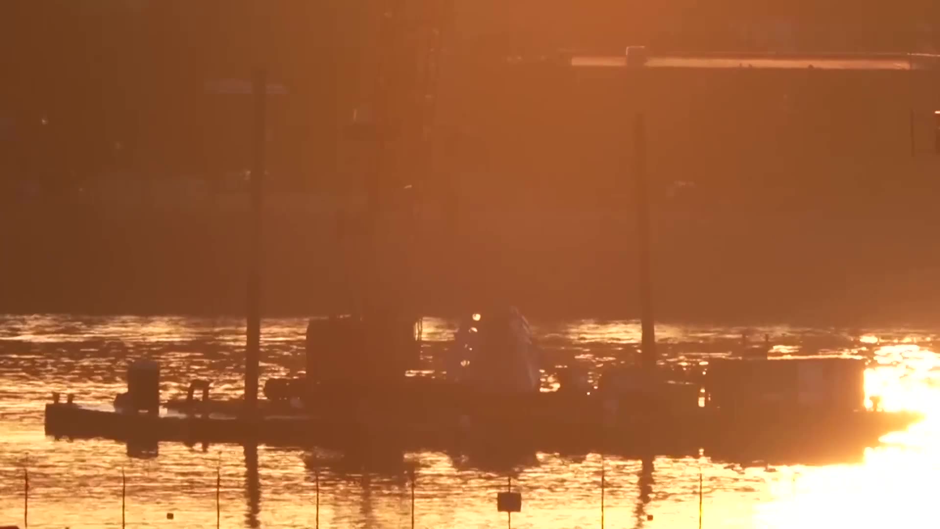 Divers at DC air disaster scene work to pull plane wreck from river