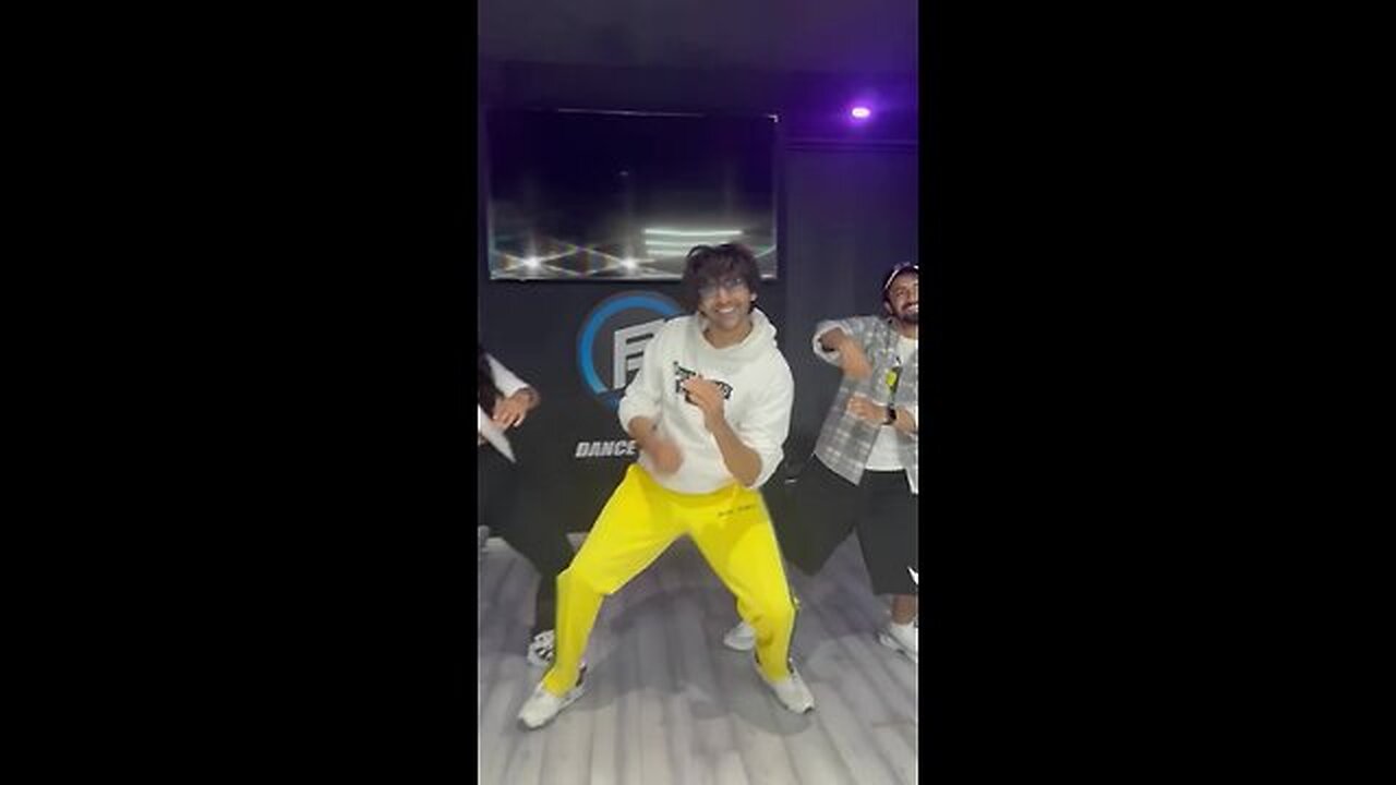 #Kartikaaryan is COOKing up a storm with his Hooksteps in this new dancing video ❤️