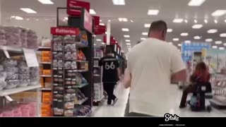 Mother Catches Predator Taking Photos of Her Daughter – Intense Confrontation! 🚨