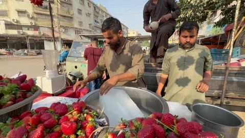 Extremely Flavourful American 🇺🇲🇺🇲 style strawberry 🍓🍓 shake in Pakistan 🇵🇰🇵🇰🇵🇰🇵🇰