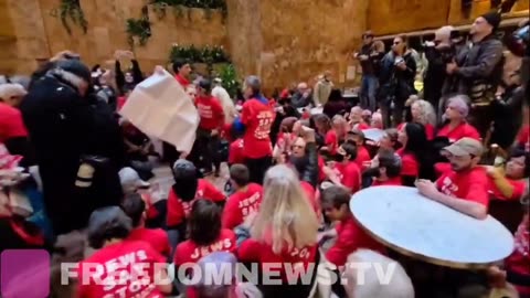 BREAKING: This is the first floor of TRUMP TOWER in NYC where Anti-ICE &