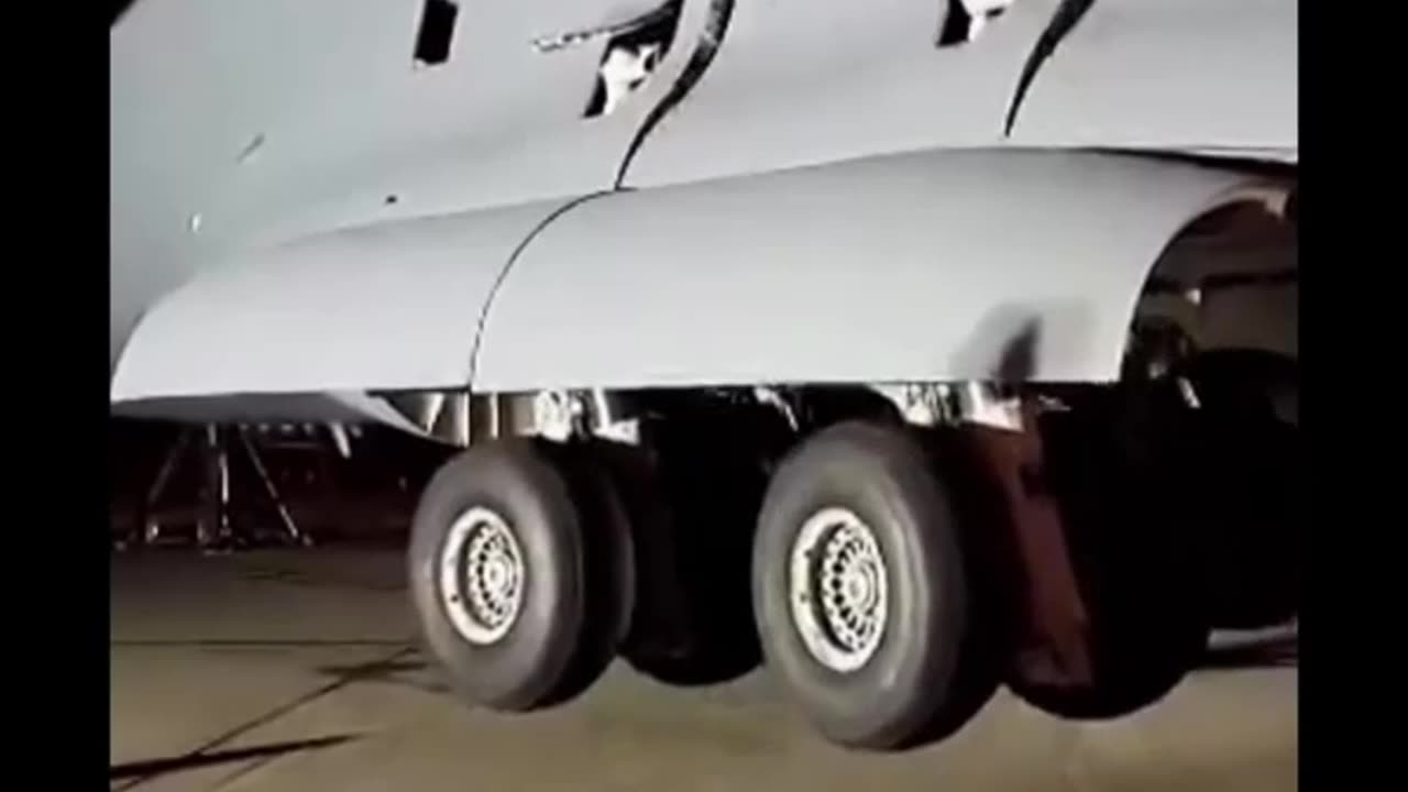 Watch Giant C17 GlobeMaster Gear Swing #Aviation #Fly #AeroArduino