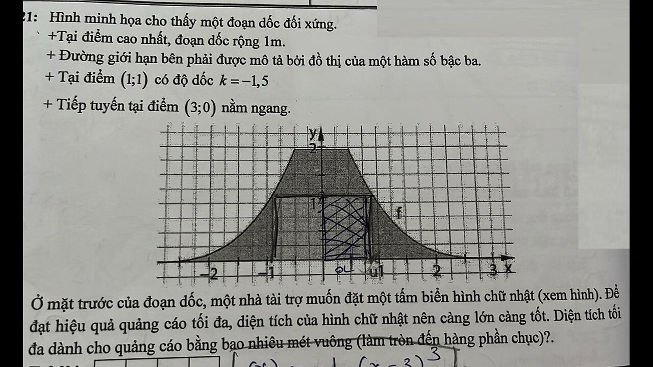 Toán 12: Hình minh họa cho thấy một đoạn dốc đối xứng. +Tại điểm cao nhất, đoạn dốc rộng 1m