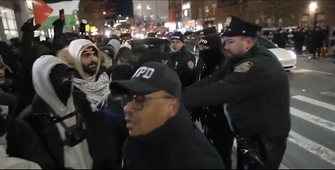 PRO-HAMAS PROTESTERS ATTACKS JEWISH COMMUNITY👮‍♂️🚓🤼‍♂️📸 IN NEW YORK CITY🚔🌆💫