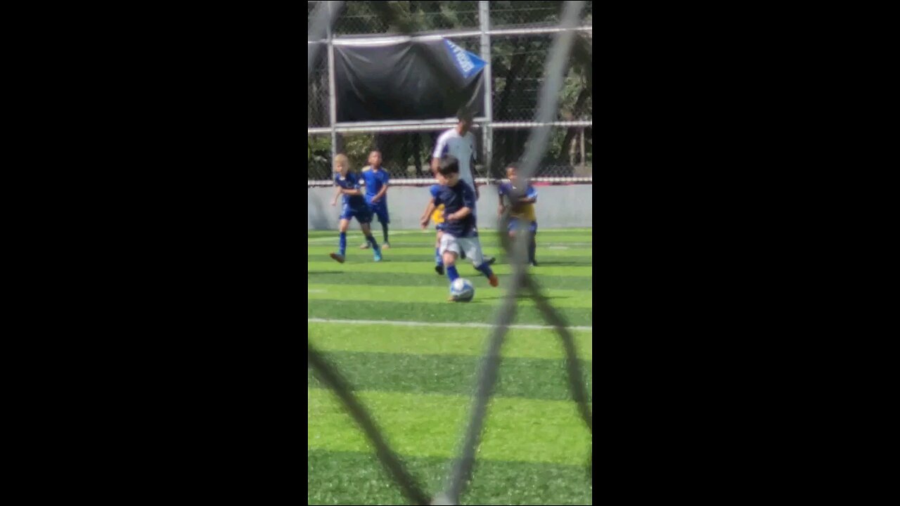 canhota certeira🙂🙇🏻‍♂️"depois de roubar a bola no seu campo, fuga e gol