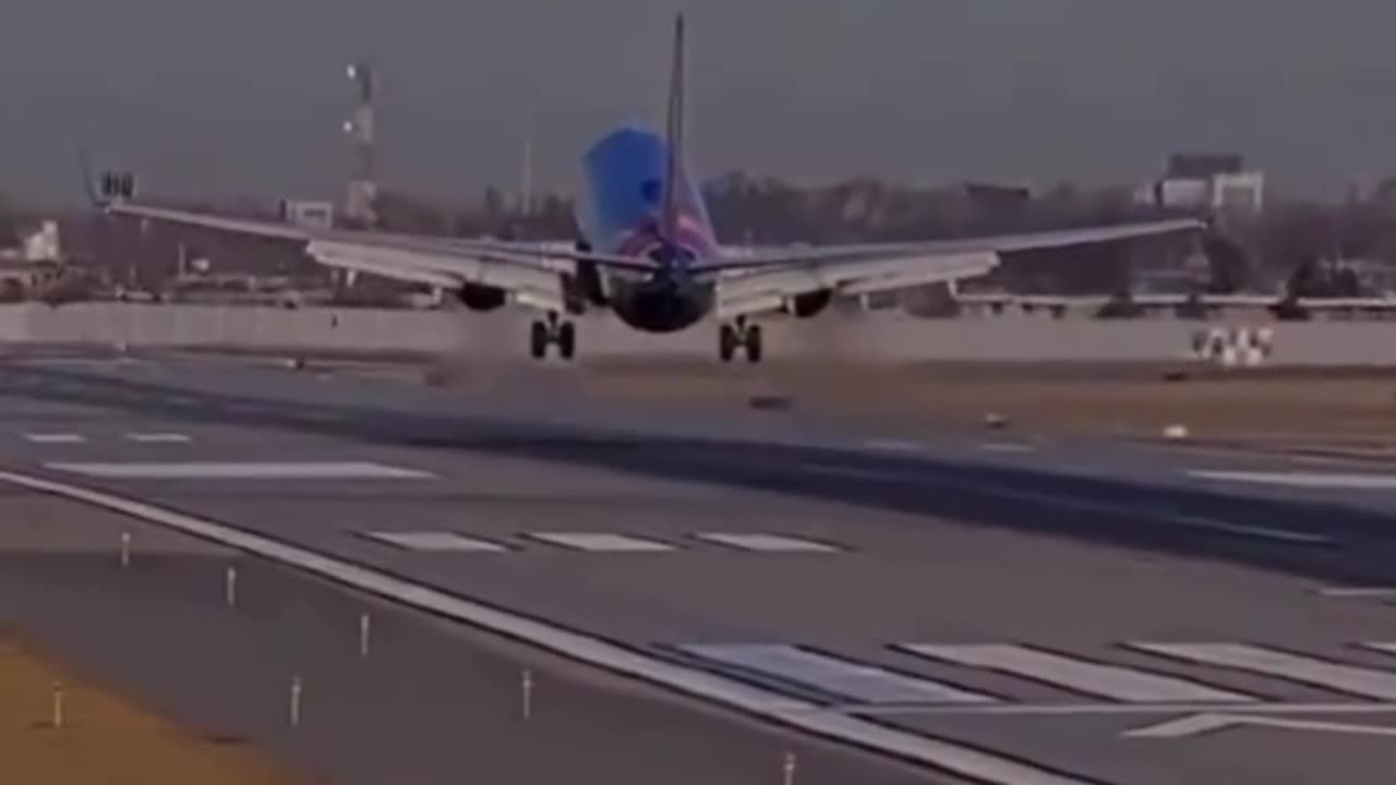 ✈️ Close Call at Chicago Midway Airport: Southwest Plane Forced into Go-Around