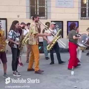 Streets performance 🎭🤪 #italyvibes #travel #europe #walksinitaly #italian