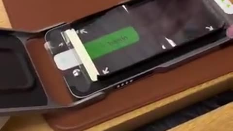 "Masterclass: How Apple Store Pros Perfectly Apply Screen Protectors to Your iPhone!"