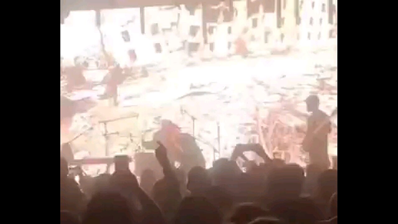 Israeli band celebrates Gaza destruction at concert, crowd cheers enthusiastically. ⏬ Description