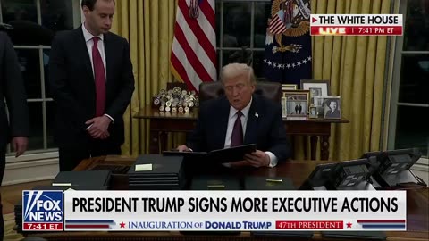 🔥Trump's WHOLE desk is COVERED with executive actions and pardons