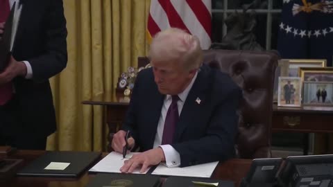 🚨 President Trump signs a proclamation declaring a NATIONAL EMERGENCY at the southern border