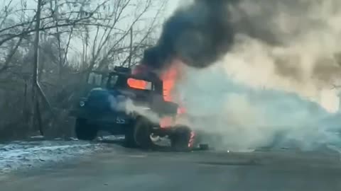 🔥 Ukrainian FPV drone near Selydovo strike Russian Ural truck that was towing