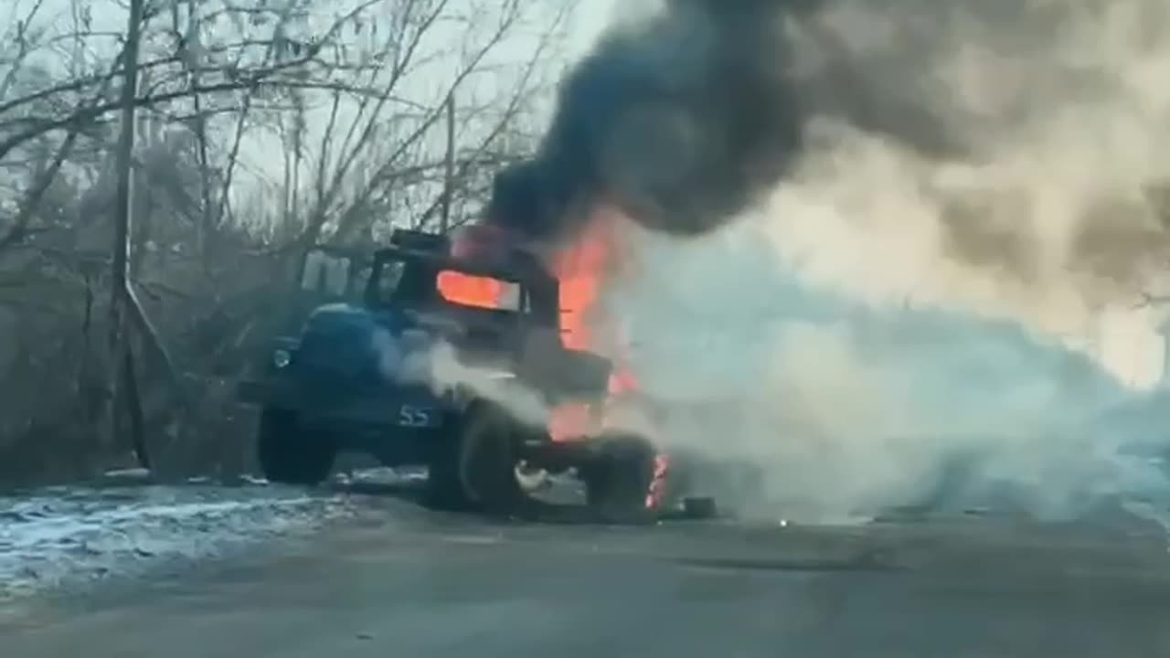 🔥 Ukrainian FPV drone near Selydovo strike Russian Ural truck that was towing