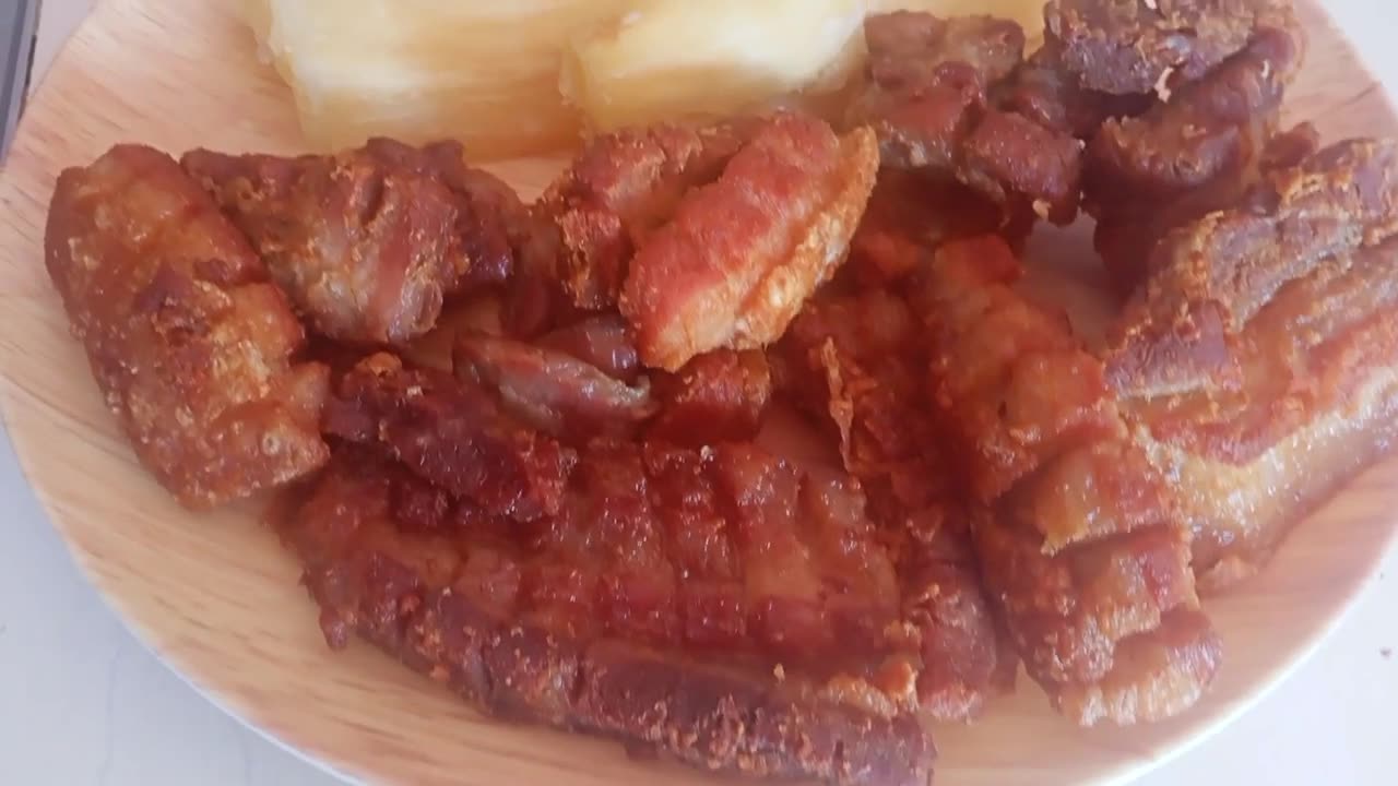 CHICHARRONES CON CERDO