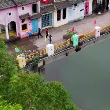 Discovering the Marvel of a Town Built on a 200-Meter Bridge 🙀🤔