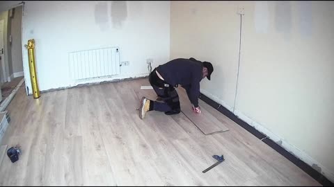 Common problem laminate flooring installation the pull bar failing to lock the planks securely.