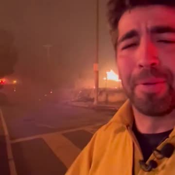 CALIFORNIA 🚨 Embers are being carried over a mile away in the Pacific Palisades.