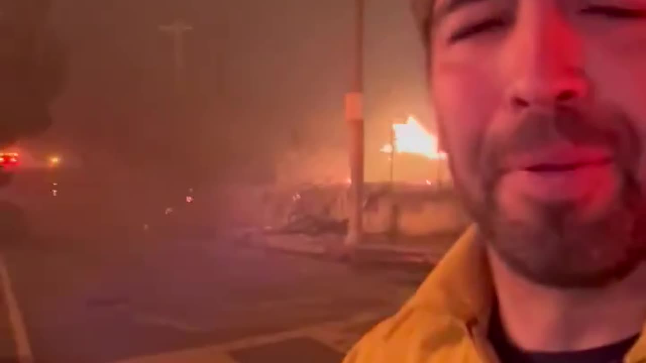 CALIFORNIA 🚨 Embers are being carried over a mile away in the Pacific Palisades.