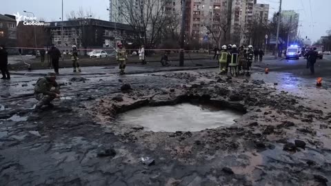 😳 Such a crater in Kyiv near the Lukʼyanivka metro station as a result of the