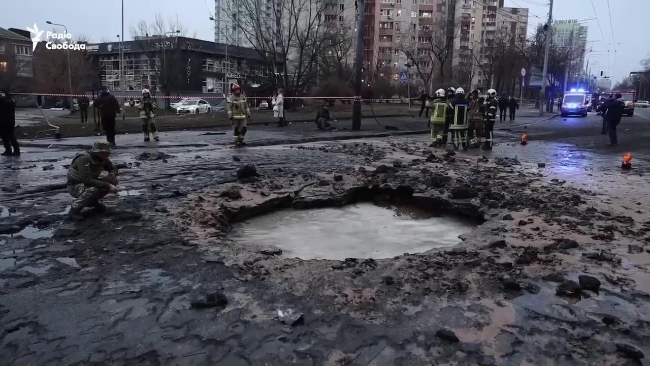 😳 Such a crater in Kyiv near the Lukʼyanivka metro station as a result of the