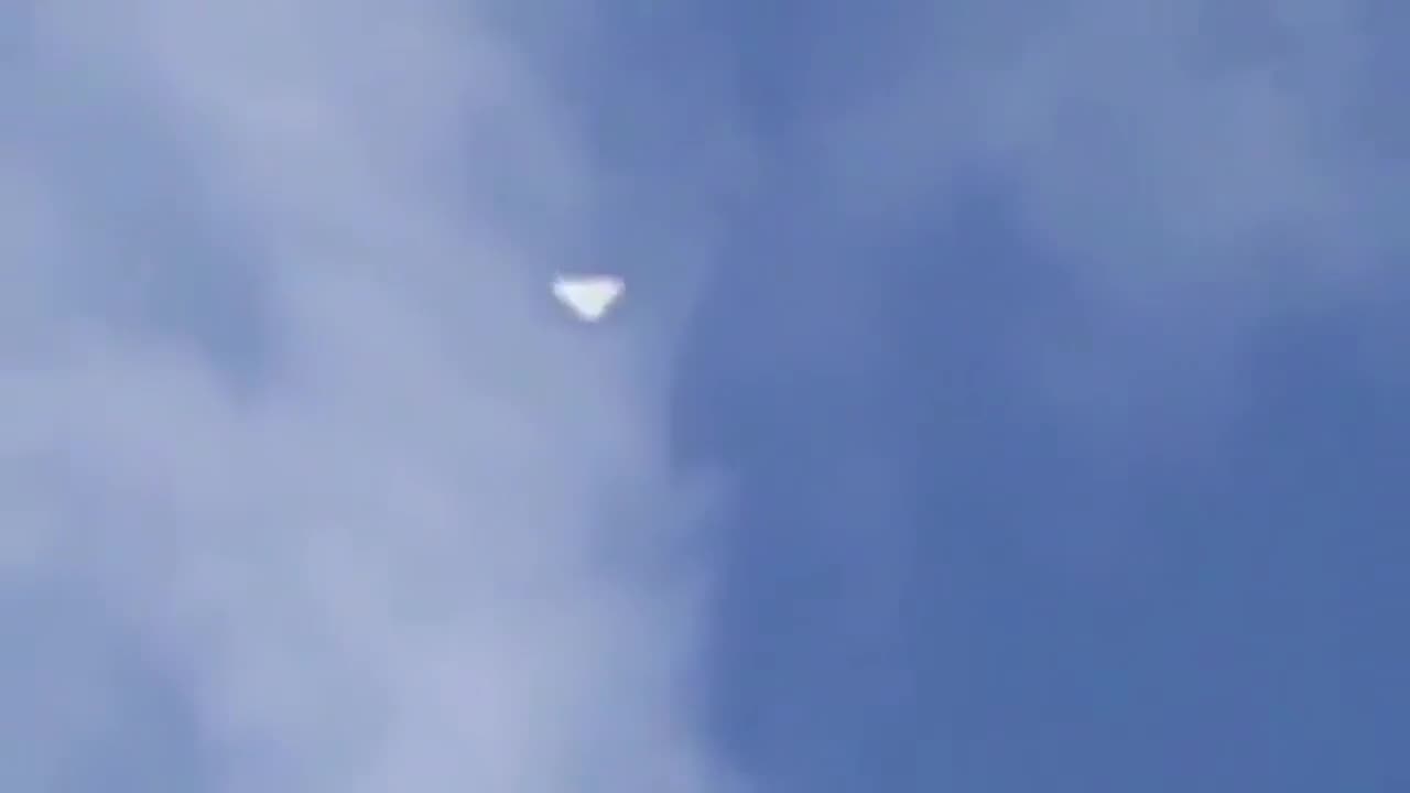 🚨 MASSIVE TRIANGULAR CRAFT SPOTTED OVER HOLLAND 🚨