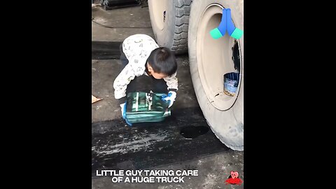 This little fella is a professional auto mechanic😎🛻