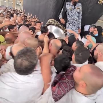 Muslims go skin to skin to touch a black cube