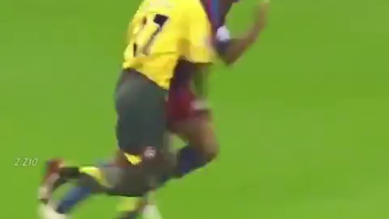 Ronaldinho Humiliates Messi😁